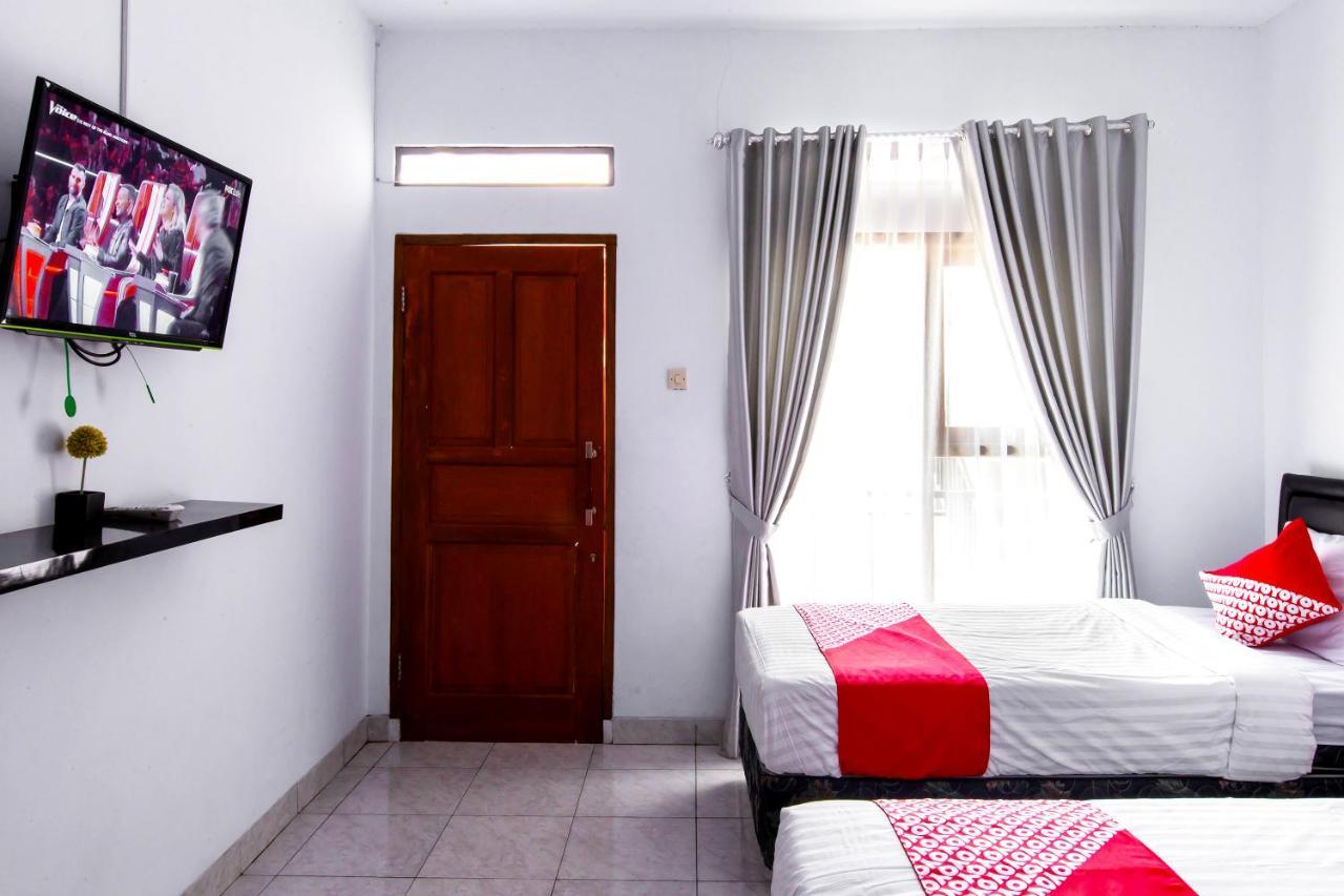 Oyo 569 Cigadung Guest House Syariah Бандунг Экстерьер фото